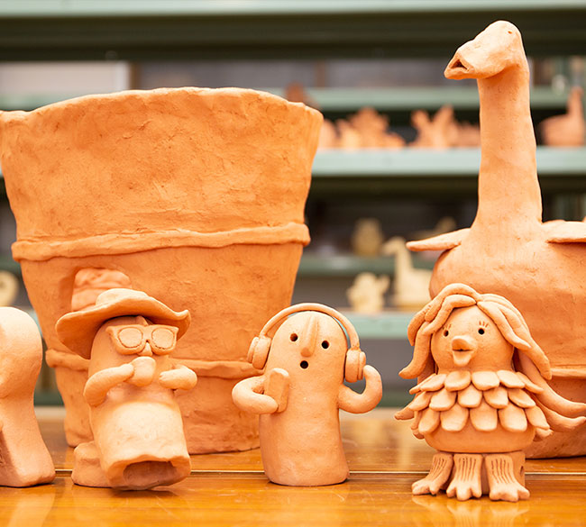 picture:粘土を使って作るハニワ